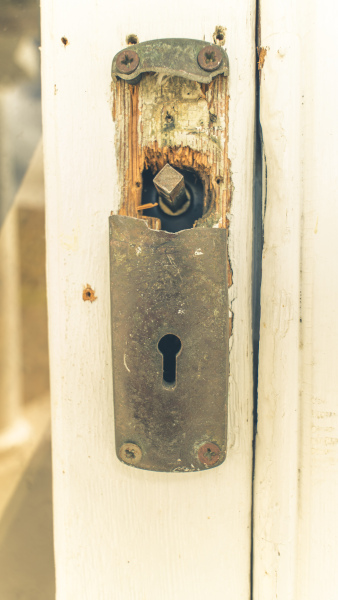 QMH-Broken-Door-Handle